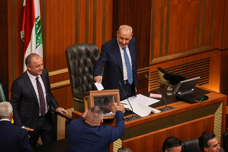 Anggota parlemen Lebanon memberikan suaranya untuk memilih presiden di gedung parlemen, Beirut, Kamis (9/1/2025). (REUTERS/Mohamed Azakir) Anggota parlemen Lebanon memberikan suaranya untuk memilih presiden di gedung parlemen, Beirut, Kamis (9/1/2025). (REUTERS/Mohamed Azakir)
