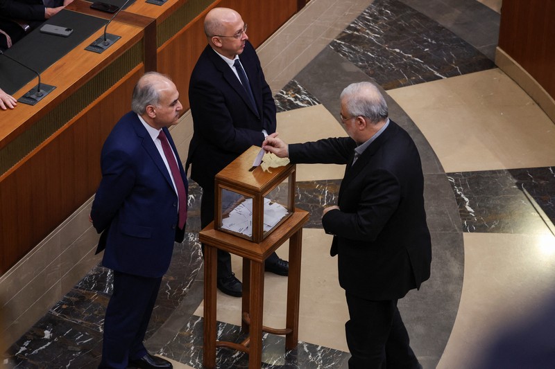 Anggota parlemen Lebanon memberikan suaranya untuk memilih presiden di gedung parlemen, Beirut, Kamis (9/1/2025). (REUTERS/Mohamed Azakir) Anggota parlemen Lebanon memberikan suaranya untuk memilih presiden di gedung parlemen, Beirut, Kamis (9/1/2025). (REUTERS/Mohamed Azakir)