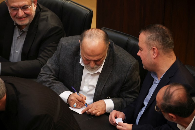 Anggota parlemen Lebanon memberikan suaranya untuk memilih presiden di gedung parlemen, Beirut, Kamis (9/1/2025). (REUTERS/Mohamed Azakir) Anggota parlemen Lebanon memberikan suaranya untuk memilih presiden di gedung parlemen, Beirut, Kamis (9/1/2025). (REUTERS/Mohamed Azakir)