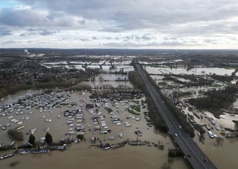Banjir melanda sejumlah wilayah di Inggris usai hujan deras mengguyur negara itu beberapa waktu belakangan. (REUTERS/Phil Noble) Banjir melanda sejumlah wilayah di Inggris usai hujan deras mengguyur negara itu beberapa waktu belakangan. (REUTERS/Phil Noble)