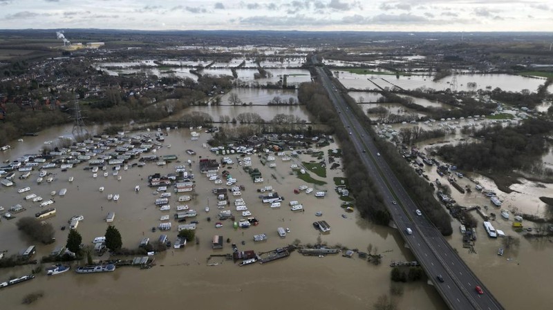 Banjir melanda sejumlah wilayah di Inggris usai hujan deras mengguyur negara itu beberapa waktu belakangan. (REUTERS/Phil Noble)