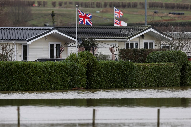 Banjir melanda sejumlah wilayah di Inggris usai hujan deras mengguyur negara itu beberapa waktu belakangan. (REUTERS/Phil Noble) Banjir melanda sejumlah wilayah di Inggris usai hujan deras mengguyur negara itu beberapa waktu belakangan. (REUTERS/Phil Noble)
