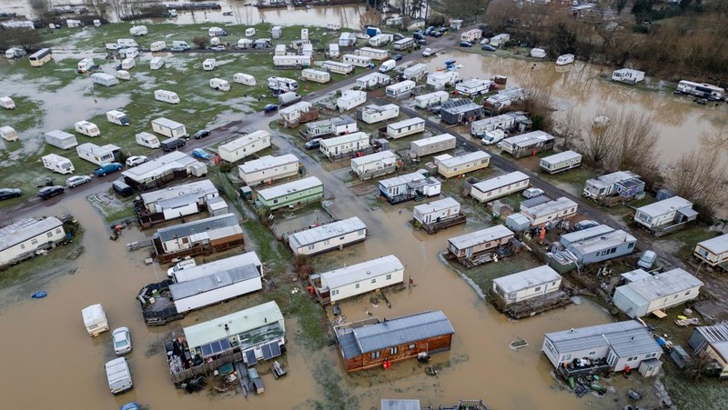 Banjir melanda sejumlah wilayah di Inggris usai hujan deras mengguyur negara itu beberapa waktu belakangan. (REUTERS/Phil Noble)