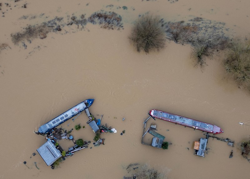 Banjir melanda sejumlah wilayah di Inggris usai hujan deras mengguyur negara itu beberapa waktu belakangan. (REUTERS/Phil Noble) Banjir melanda sejumlah wilayah di Inggris usai hujan deras mengguyur negara itu beberapa waktu belakangan. (REUTERS/Phil Noble)