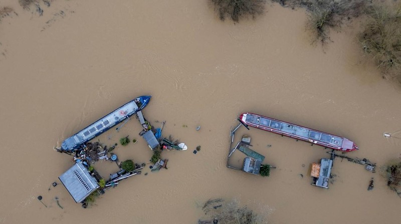 Banjir melanda sejumlah wilayah di Inggris usai hujan deras mengguyur negara itu beberapa waktu belakangan. (REUTERS/Phil Noble)