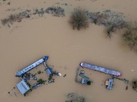 Potret Malapetaka Terjang Inggris, Kota Terendam Air-Bandara Lumpuh