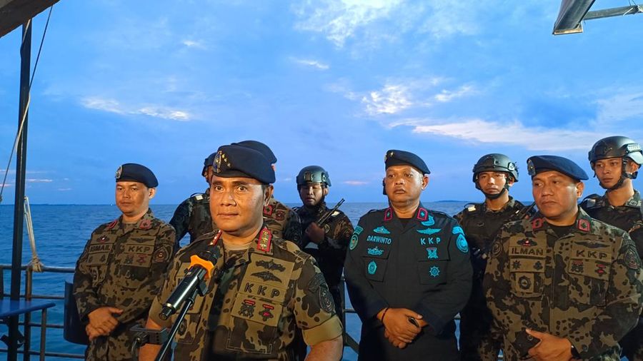 Direktur Jenderal Pengawasan Sumber Daya Kelautan dan Perikanan (PSDKP) KKP Pung Nugroho saat Konferensi Pers tindak lanjut penanganan kegiatan pemagaran di perairan laut kecamatan Mauk, Kabupaten Tangerang, Kamis (9/1/2025). (Dok. PSDKP)