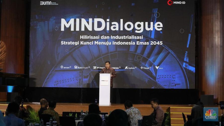 Direktur Utama Mind ID Hendi Prio Santoso saat memberi kata sambutan dalam acara MINDialogue di Soehana Hall, Jakarta, Kamis (9/1/2024). (CNBC Indonesia/Muhammad Sabki)