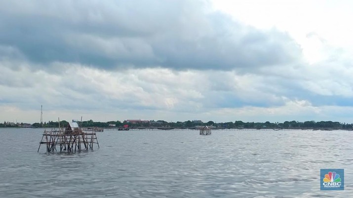 Ditjen PSDKP KKP tengah memasang spanduk penghentian sementara aktivitas pemagaran di laut Tangerang, Banten. (CNBC Indonesia/Martyasari Rizky)