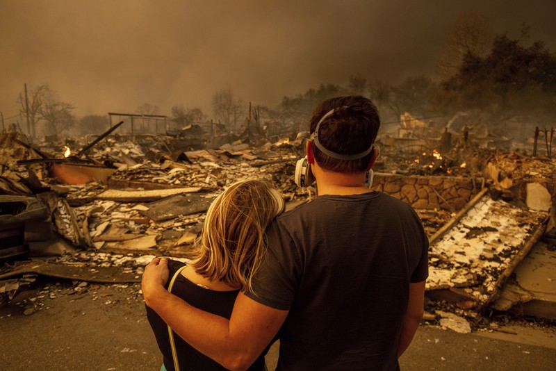 Helikopter menyemprotkan air ke lokasi kebakaran Sunset Fire di kawasan Hollywood Hills, Los Angeles, Rabu, 8 Januari 2025. (AP/Ethan Swope) Helikopter menyemprotkan air ke lokasi kebakaran Sunset Fire di kawasan Hollywood Hills, Los Angeles, Rabu, 8 Januari 2025. (AP/Ethan Swope)