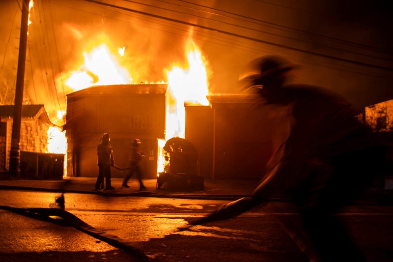 Helikopter menyemprotkan air ke lokasi kebakaran Sunset Fire di kawasan Hollywood Hills, Los Angeles, Rabu, 8 Januari 2025. (AP/Ethan Swope) Helikopter menyemprotkan air ke lokasi kebakaran Sunset Fire di kawasan Hollywood Hills, Los Angeles, Rabu, 8 Januari 2025. (AP/Ethan Swope)
