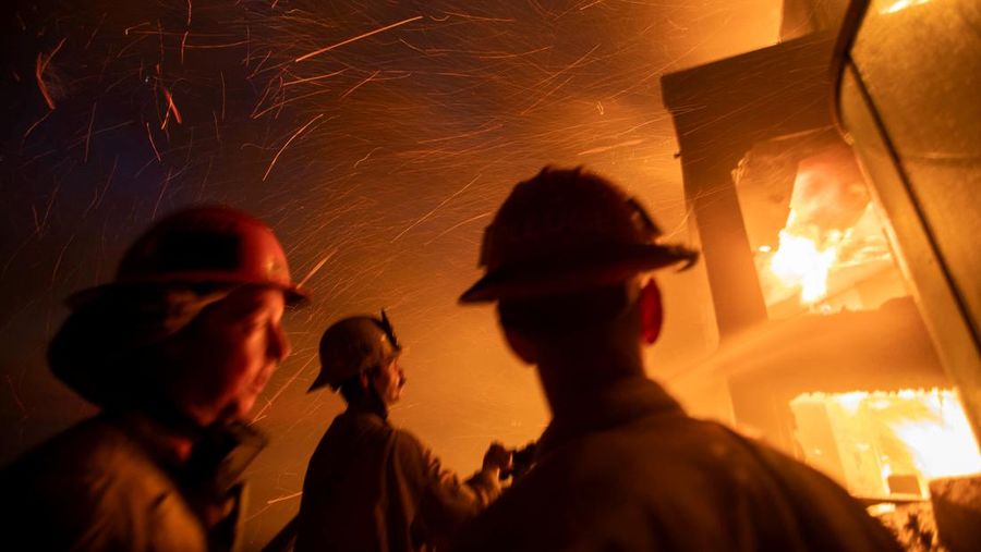 Kebakaran hutan Los Angeles, Amerika Serikat, terus meluas dan menewaskan setidaknya dua orang serta menghancurkan ratusan bangunan. (REUTERS/Ringo Chiu)