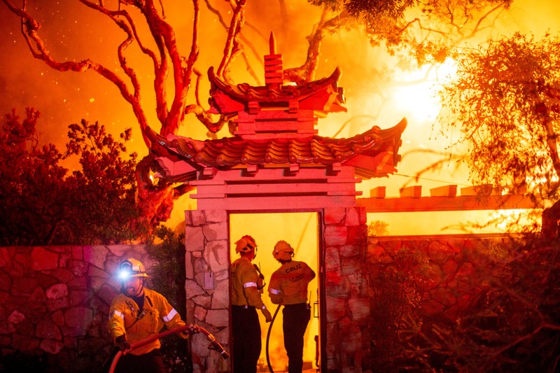 Helikopter menyemprotkan air ke lokasi kebakaran Sunset Fire di kawasan Hollywood Hills, Los Angeles, Rabu, 8 Januari 2025. (AP/Ethan Swope) Helikopter menyemprotkan air ke lokasi kebakaran Sunset Fire di kawasan Hollywood Hills, Los Angeles, Rabu, 8 Januari 2025. (AP/Ethan Swope)