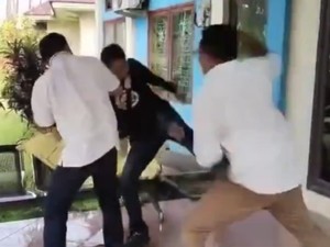 Detik-detik Kadis Perindag Halbar Aniaya Warga Demo Kelangkaan Minyak Tanah