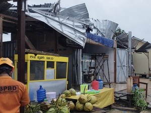 2 Rumah dan 1 Toko Kelontong di Beltim Diterjang Angin Puting Beliung
