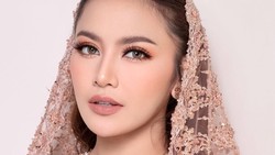 Gaya Mahalini Perdana Pergi Umrah, Bumil Tampil Berhijab