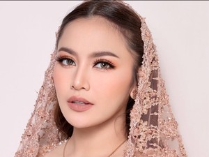 Gaya Mahalini Perdana Pergi Umrah, Bumil Tampil Berhijab
