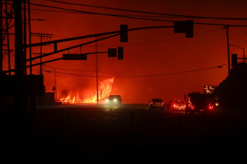 Penampakan seperti tornado api kecil terlihat saat kebakaran hutan di Lembah San Fernando, Los Angeles, California, Amerika Serikat, Jumat (10/1/2025). (AP)