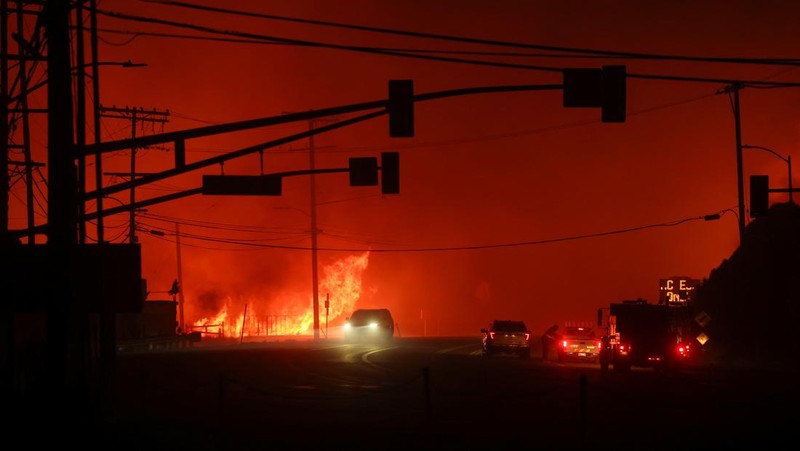 Penampakan seperti tornado api kecil terlihat saat kebakaran hutan di Lembah San Fernando, Los Angeles, California, Amerika Serikat, Jumat (10/1/2025). (AP)