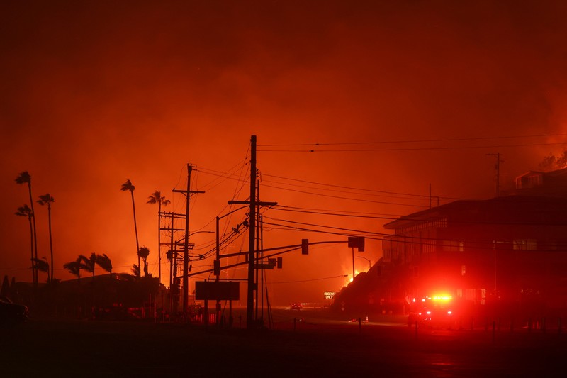 Penampakan seperti tornado api kecil terlihat saat kebakaran hutan di Lembah San Fernando, Los Angeles, California, Amerika Serikat, Jumat (10/1/2025). (AP)