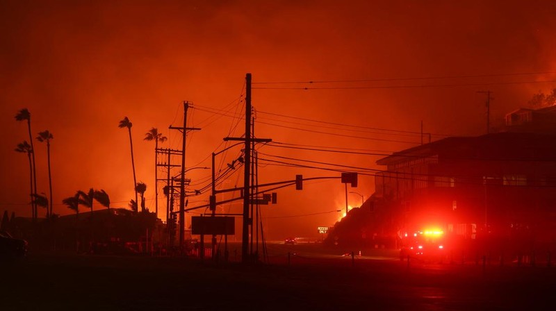 Penampakan seperti tornado api kecil terlihat saat kebakaran hutan di Lembah San Fernando, Los Angeles, California, Amerika Serikat, Jumat (10/1/2025). (AP)