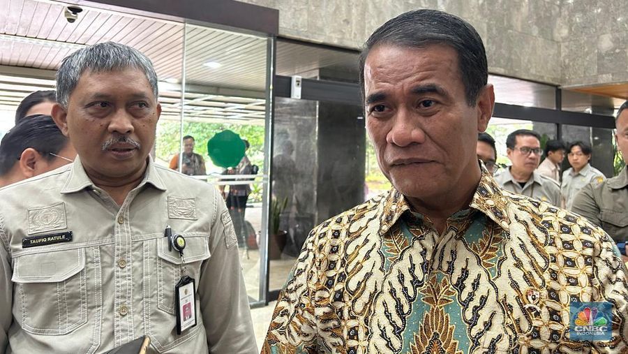 Mentan Amran bersama Dirjen Hortikultura Kementan Taufiq Ratule saat ditemui di kantor Kementan, Kamis (9/1/2025). (CNBC Indonesia/Martyasari Rizky)
