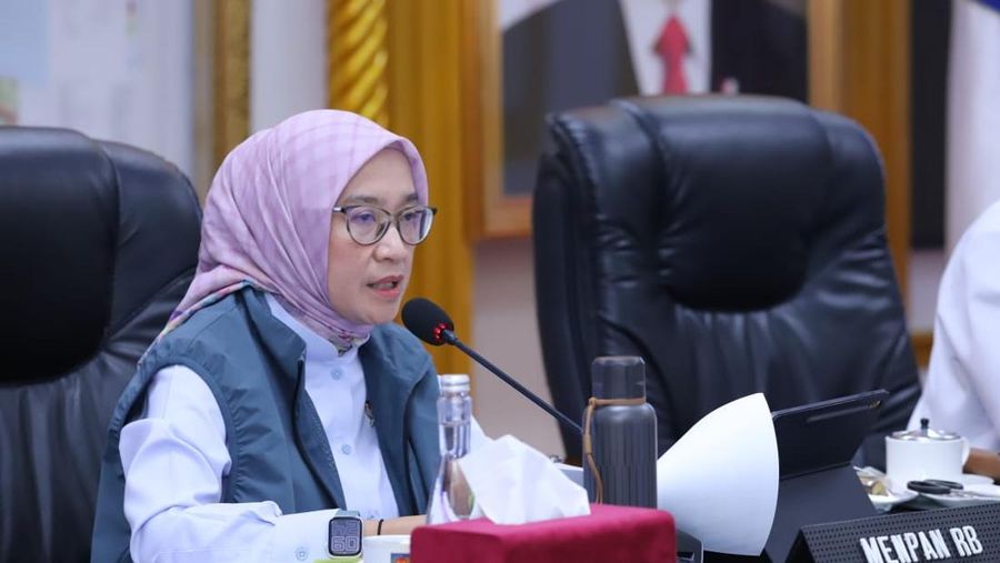 Menteri Pendayagunaan Aparatur Negara dan Reformasi Birokrasi (PANRB) Rini Widyantini menyampaikan hal tersebut dalam Rapat Koordinasi Penyelesaian Tenaga Non-ASN di Instansi Pemerintah Daerah, Rabu (08/01/2025). (Dok. Menpan)