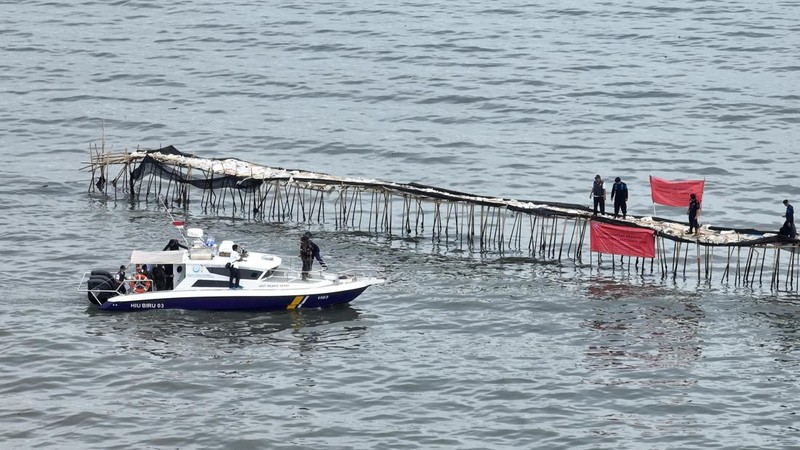 Penampakan pagar laut di pesisir Tangerang, Banten. (Dok. KKP)