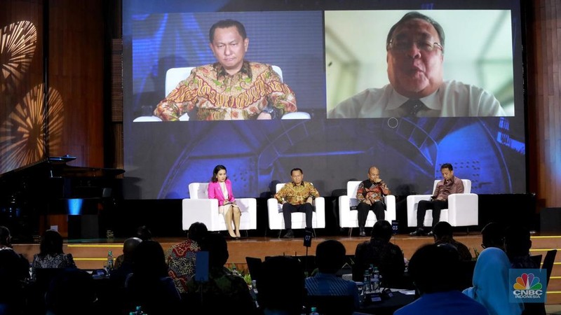 Penasihat khusus Presiden bidang ekonomi, Bambang Brodjonegoro saat memberi pemaparan via zoom dalam dalam diskusi panel MINDialogue 