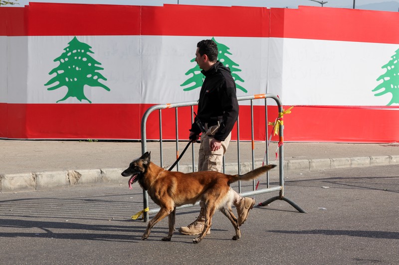 Personel keamanan berjaga di dekat gedung parlemen pada hari anggota parlemen Lebanon memberikan suara untuk memilih presiden di Beirut, Lebanon, Kamis (9/1/2025). (REUTERS/Mohamed Azakir) Personel keamanan berjaga di dekat gedung parlemen pada hari anggota parlemen Lebanon memberikan suara untuk memilih presiden di Beirut, Lebanon, Kamis (9/1/2025). (REUTERS/Mohamed Azakir)
