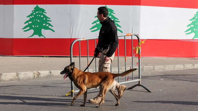 Personel keamanan berjaga di dekat gedung parlemen pada hari anggota parlemen Lebanon memberikan suara untuk memilih presiden di Beirut, Lebanon, Kamis (9/1/2025). (REUTERS/Mohamed Azakir)