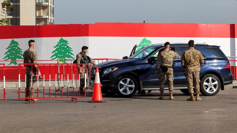 Personel keamanan berjaga di dekat gedung parlemen pada hari anggota parlemen Lebanon memberikan suara untuk memilih presiden di Beirut, Lebanon, Kamis (9/1/2025). (REUTERS/Mohamed Azakir)