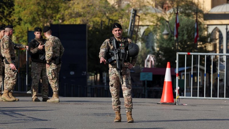 Personel keamanan berjaga di dekat gedung parlemen pada hari anggota parlemen Lebanon memberikan suara untuk memilih presiden di Beirut, Lebanon, Kamis (9/1/2025). (REUTERS/Mohamed Azakir)