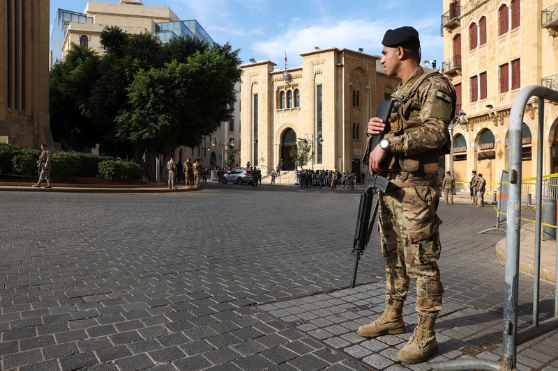 Personel keamanan berjaga di dekat gedung parlemen pada hari anggota parlemen Lebanon memberikan suara untuk memilih presiden di Beirut, Lebanon, Kamis (9/1/2025). (REUTERS/Mohamed Azakir) Personel keamanan berjaga di dekat gedung parlemen pada hari anggota parlemen Lebanon memberikan suara untuk memilih presiden di Beirut, Lebanon, Kamis (9/1/2025). (REUTERS/Mohamed Azakir)