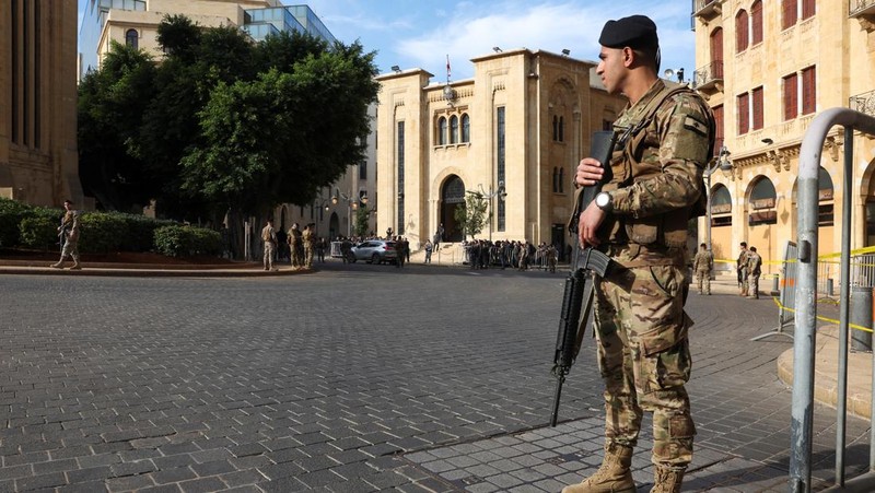 Personel keamanan berjaga di dekat gedung parlemen pada hari anggota parlemen Lebanon memberikan suara untuk memilih presiden di Beirut, Lebanon, Kamis (9/1/2025). (REUTERS/Mohamed Azakir)