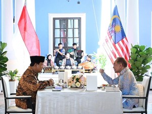 Momen Hangat Prabowo dan Anwar Ibrahim Makan Siang Bareng di Malaysia