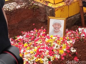 Isak Tangis dan Rintik Hujan Iringi Pemakaman Qomar