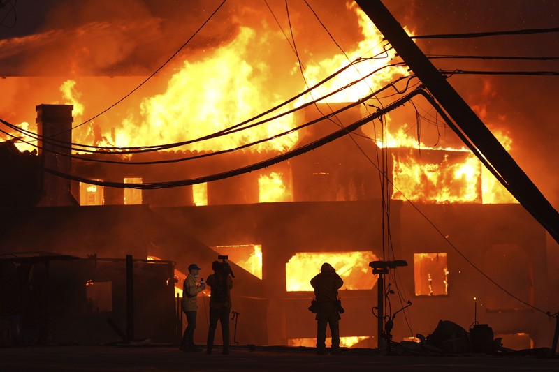 Helikopter menyemprotkan air ke lokasi kebakaran Sunset Fire di kawasan Hollywood Hills, Los Angeles, Rabu, 8 Januari 2025. (AP/Ethan Swope) Helikopter menyemprotkan air ke lokasi kebakaran Sunset Fire di kawasan Hollywood Hills, Los Angeles, Rabu, 8 Januari 2025. (AP/Ethan Swope)