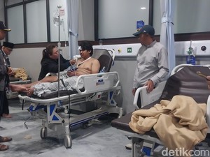 Tangis Pemotor Usai Istri-Anak Tewas Akibat Kecelakaan Bus di Batu