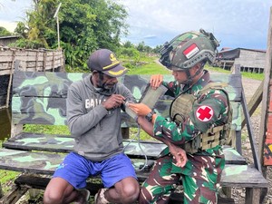 Satgas HABEMA TNI Beri Layanan Kesehatan Gratis ke Warga Batas Batu Papua