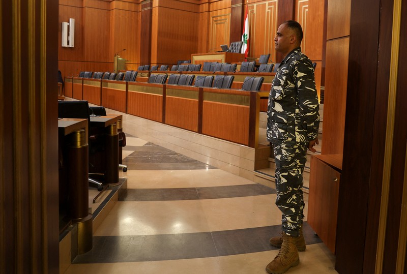 Personel keamanan berjaga di dekat gedung parlemen pada hari anggota parlemen Lebanon memberikan suara untuk memilih presiden di Beirut, Lebanon, Kamis (9/1/2025). (REUTERS/Mohamed Azakir)