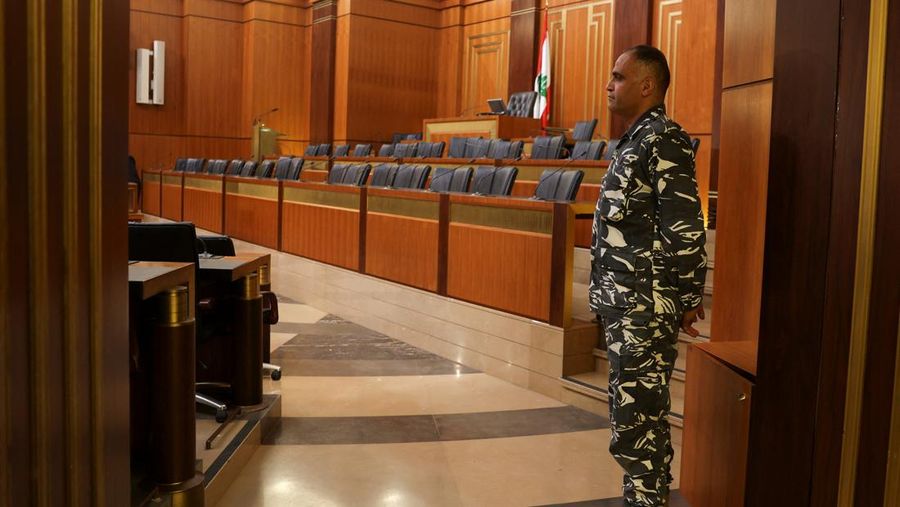 Personel keamanan berjaga di dekat gedung parlemen pada hari anggota parlemen Lebanon memberikan suara untuk memilih presiden di Beirut, Lebanon, Kamis (9/1/2025). (REUTERS/Mohamed Azakir)