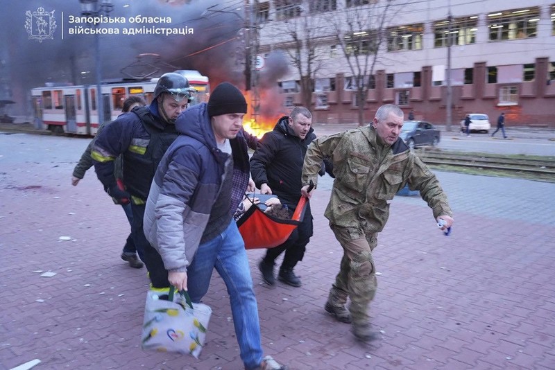 Tentara Rusia Bom Zaporizhzhia, 13 Orang Tewas. Tentara Rusia menyerang Zaporizhzhia dengan dua serangan udara menggunakan bom berpemandu pada Rabu (8/1/2025) pukul 16.00 waktu setempat. (Zaporizhzhia regional military administration via AP) Tentara Rusia Bom Zaporizhzhia, 13 Orang Tewas. Tentara Rusia menyerang Zaporizhzhia dengan dua serangan udara menggunakan bom berpemandu pada Rabu (8/1/2025) pukul 16.00 waktu setempat. (Zaporizhzhia regional military administration via AP)