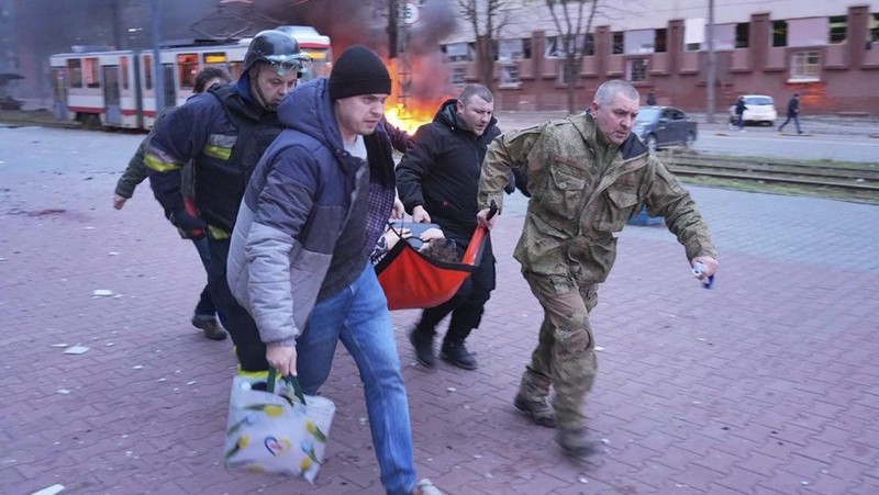 Tentara Rusia Bom Zaporizhzhia, 13 Orang Tewas. Tentara Rusia menyerang Zaporizhzhia dengan dua serangan udara menggunakan bom berpemandu pada Rabu (8/1/2025) pukul 16.00 waktu setempat. (Zaporizhzhia regional military administration via AP)