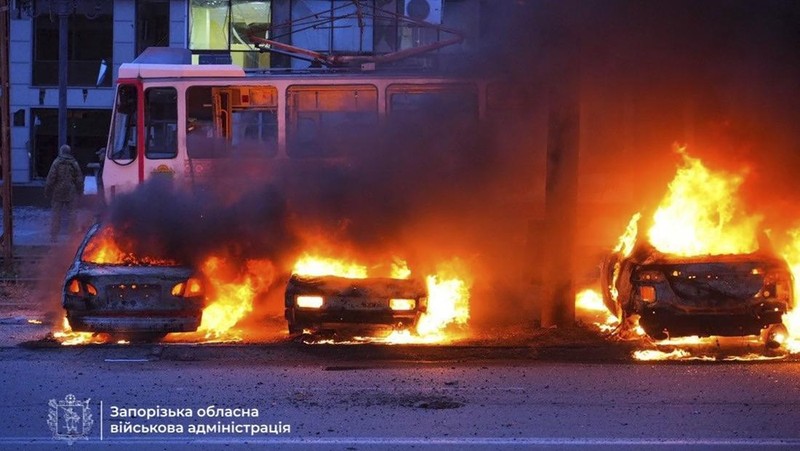 Tentara Rusia Bom Zaporizhzhia, 13 Orang Tewas. Tentara Rusia menyerang Zaporizhzhia dengan dua serangan udara menggunakan bom berpemandu pada Rabu (8/1/2025) pukul 16.00 waktu setempat. (Zaporizhzhia regional military administration via AP)