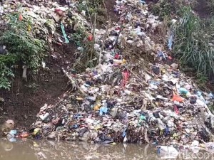 Asal-usul Tumpukan Sampah di Aliran Sungai Cimanuk Garut