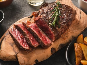 7 Cara Masak Steak di Luar Nalar, Pakai Mesin Cuci Piring hingga Kap Mobil