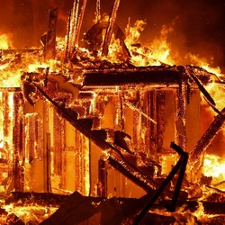 Rumah Masa Kecil Gigi Hadid Senilai Rp76 Miliar Hangus Terbakar Api