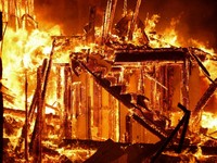Rumah Masa Kecil Gigi Hadid Senilai Rp76 Miliar Hangus Terbakar Api
