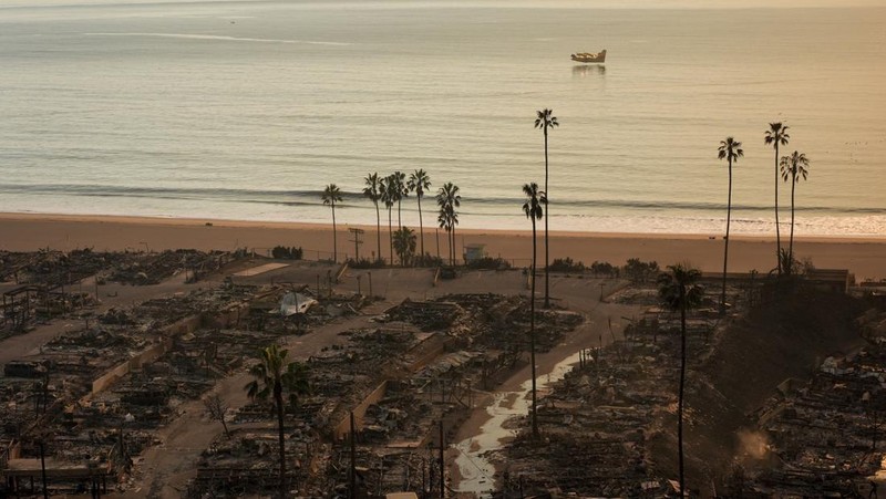 A mobile home community devastated by the Palisades Fire is seen in the Pacific Palisades neighborhood of Los Angeles, Thursday, Jan. 9, 2025. (AP Photo/Jae C. Hong)